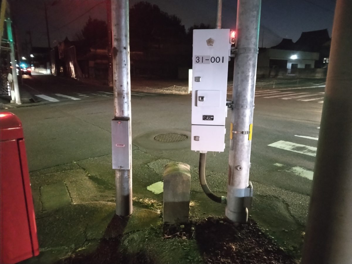 信号機制御盤に記された番号31-001