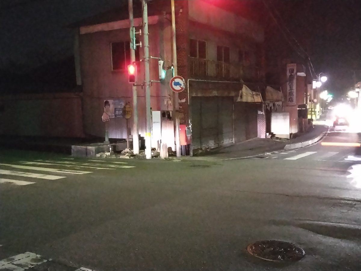 夜の谷田部交差点の風景と信号機